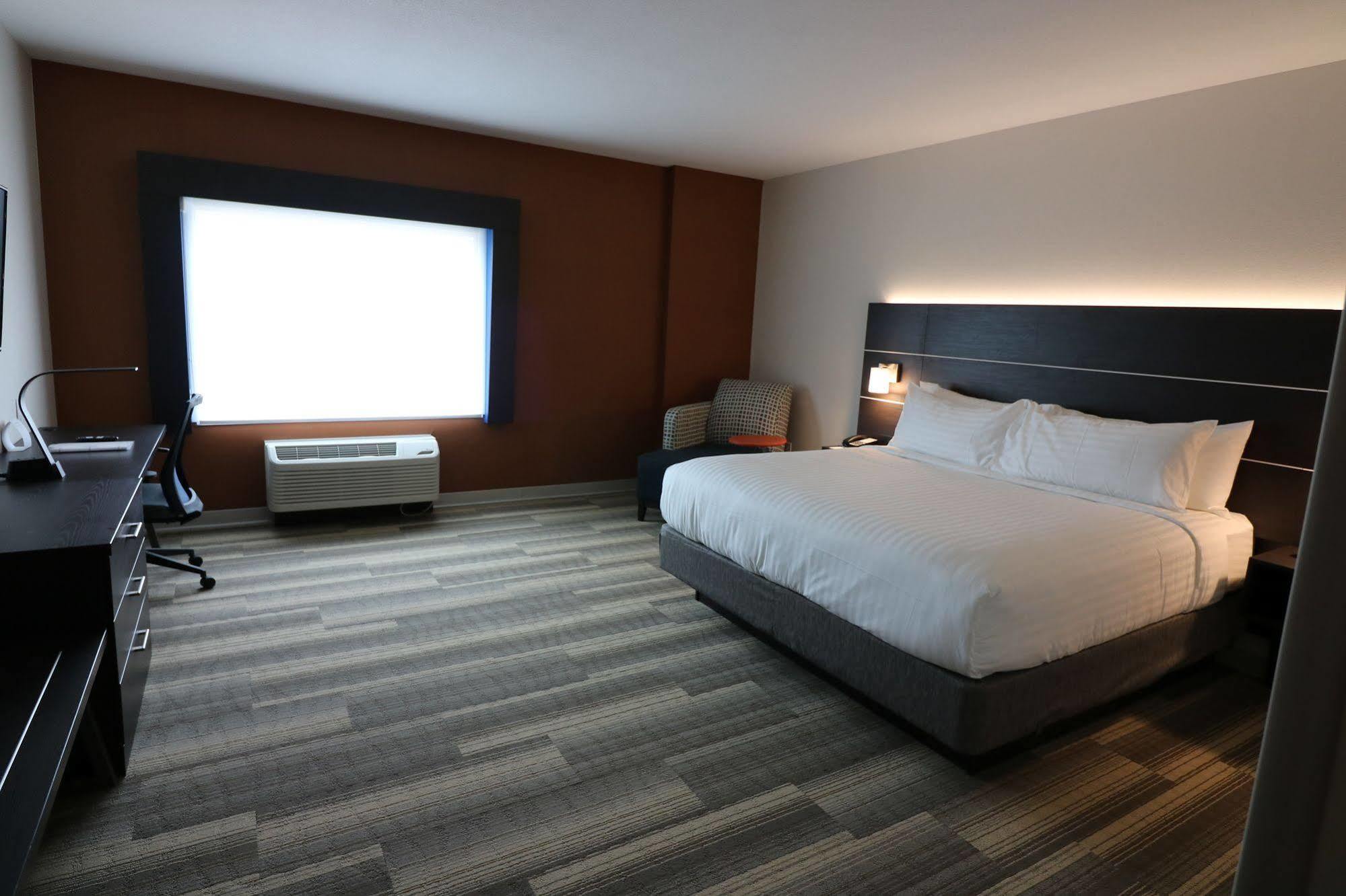 Holiday Inn Express & Suites - Coffeyville, An Ihg Hotel Buitenkant foto